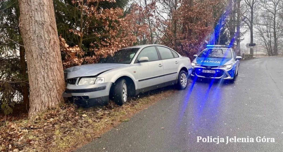 Pijany kierowca wjechał Passatem w drzewo i odszedł z miejsca zdarzenia