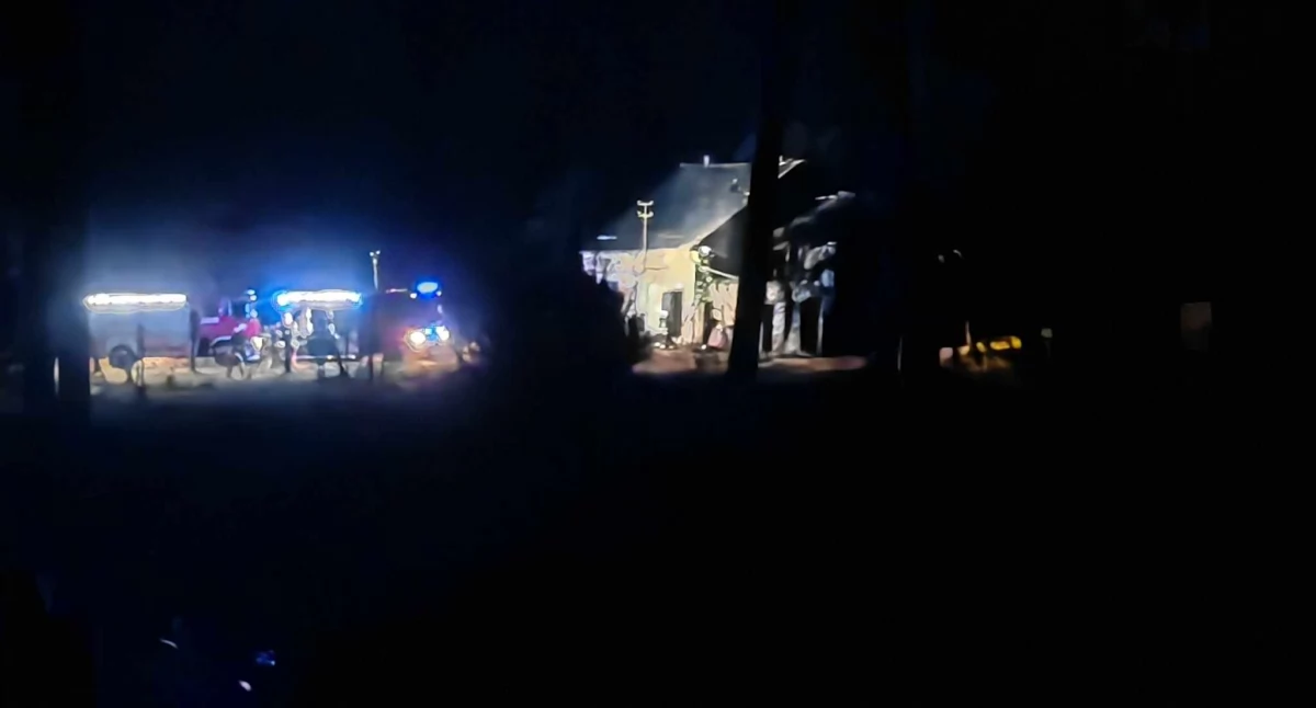 Pożar budynku na osiedlu Czarne. Z żywiołem walczyło 7. zastępów strażaków