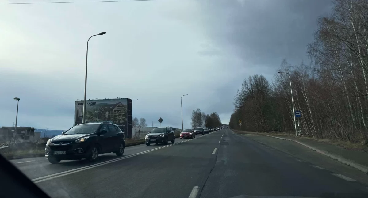 Potężny ruch na regionalnych drogach. Turyści opuszczają Karkonosze