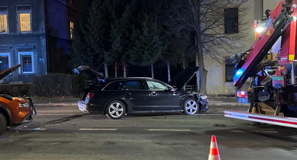 Ogromne utrudnienia w ruchu na ulicy Wolności po zderzeniu dwóch pojazdów