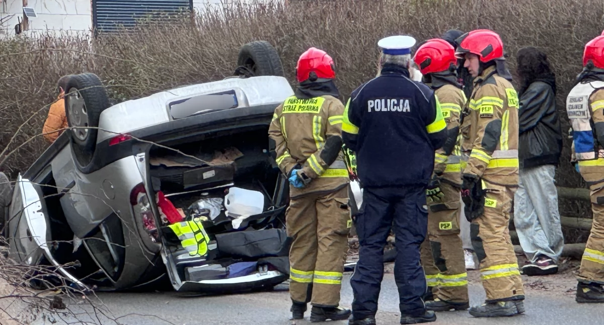 Zablokowana droga w Wojcieszycach po dachowaniu Opla