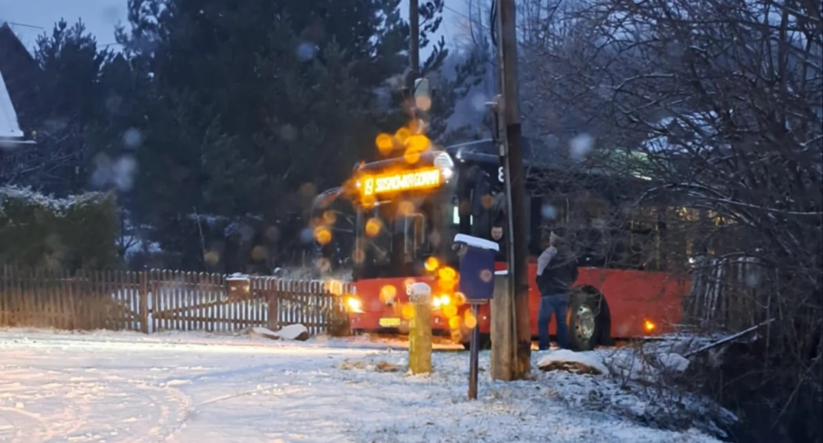 Problemy na drodze. Autobus nie podjechał pod wzniesienie i blokuje przejazd