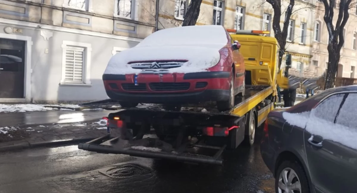 Zniknął wrak, pojawiło się wolne miejsce parkingowe