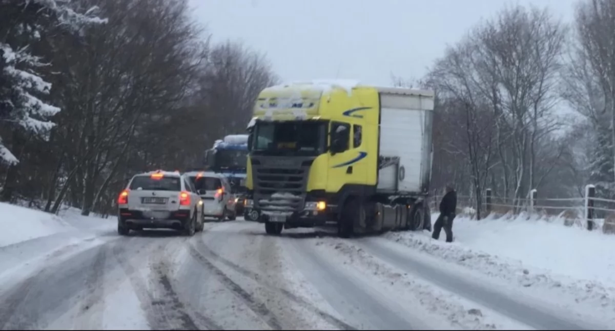 Trudne warunki na drogach po czeskiej stronie granicy. Przejście w Jakuszycach zamknięte dla ciężarówek. 