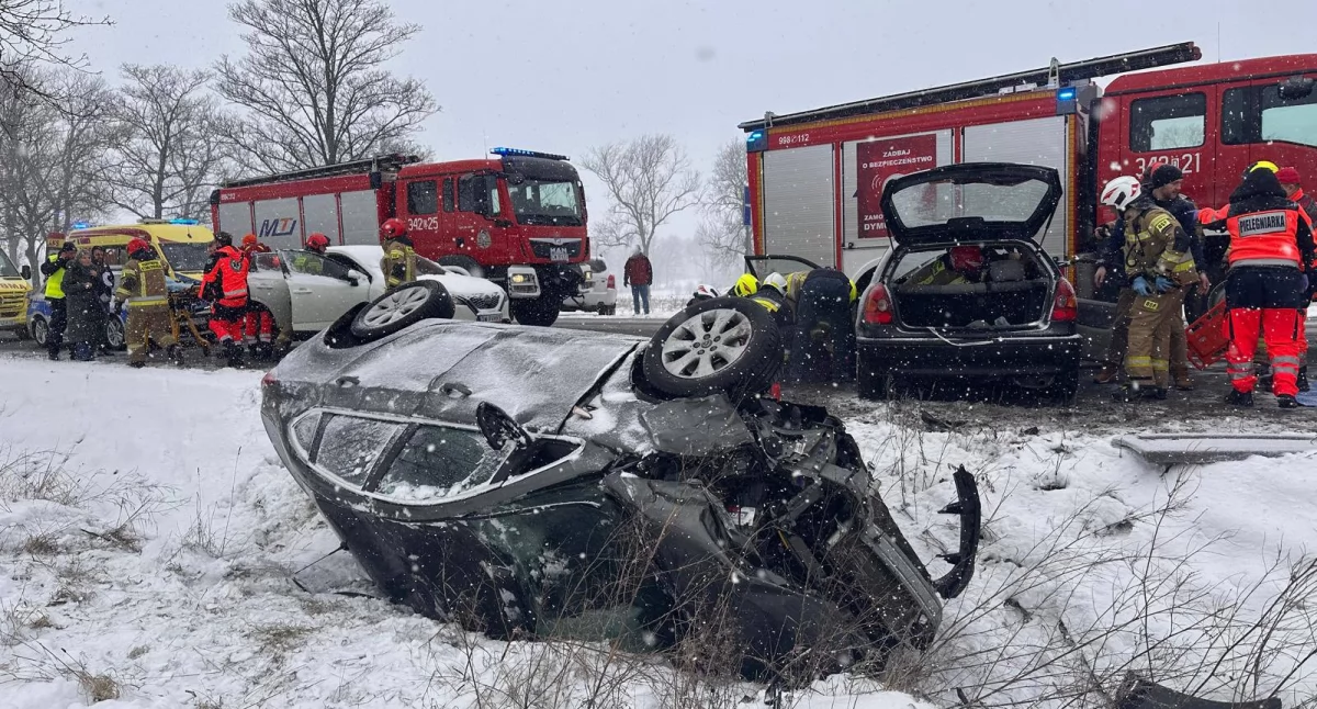 Poważny wypadek drogowy w Radomierzu – cztery osoby ranne