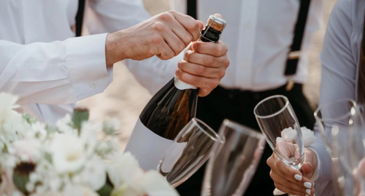 Etykiety na wino jako forma weselnej dekoracji