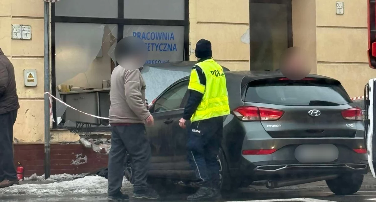 Hyundaiem wjechała w pracownię protetyczną