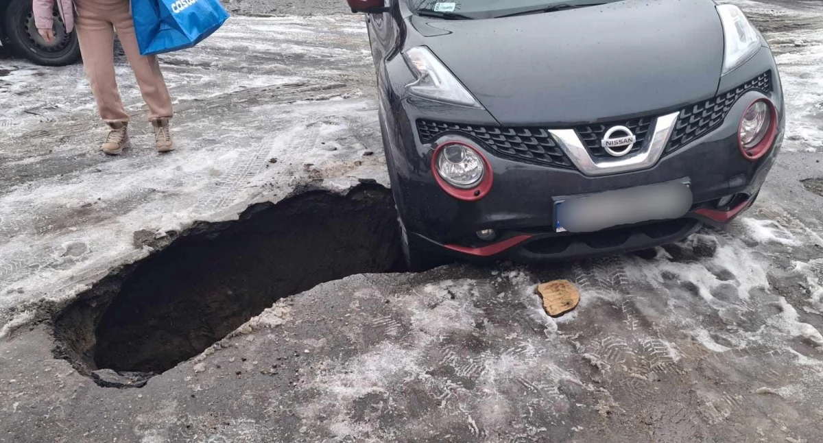 Nissanem wpadła w potężną dziurę w ziemi