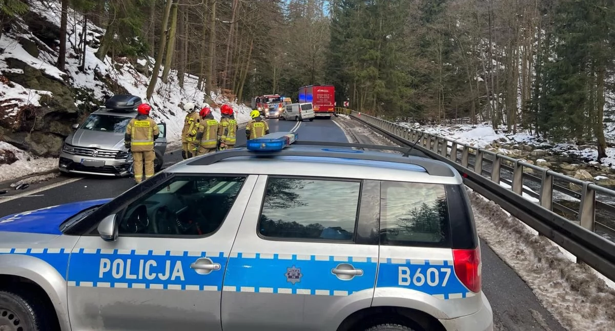 Zderzenie dwóch samochodów na drodze krajowej nr 3. Droga do Szklarskiej Poręby jest zablokowana