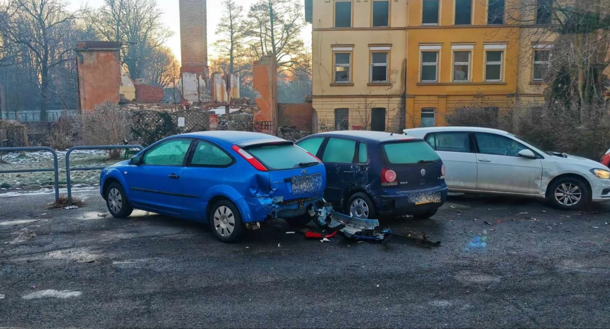 Sobieszów - Kierowca stracił panowanie nad pojazdem i uderzył w trzy zaparkowane auta