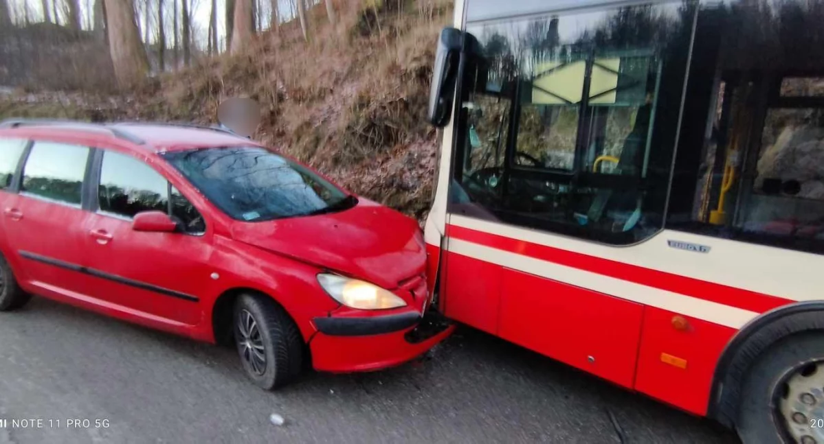 Czołowe zderzenie Peugeota z autobusem MZK w Staniszowie