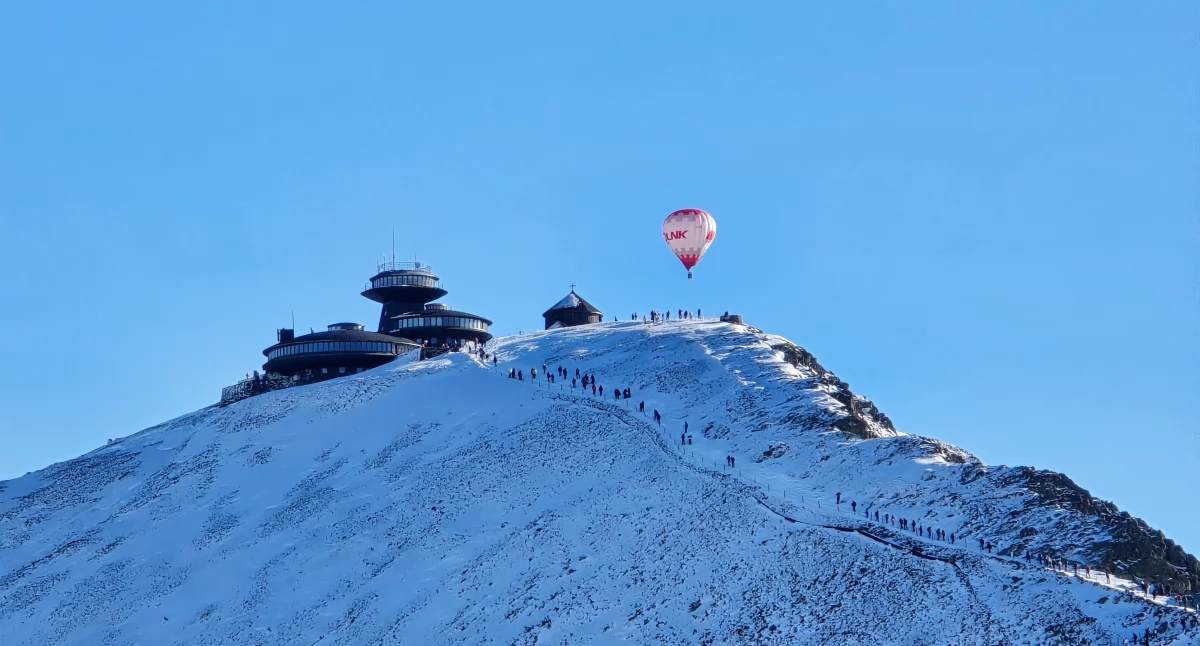Balonowe wyprawy nad Śnieżką. Majestatyczny widok z lotu ptaka