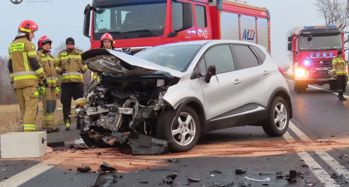 Czołowe zderzenie na dk 30 w Pisarzowicach – jedna osoba w szpitalu