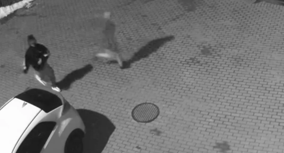 Młodzi wandale uszkodzili dwa zaparkowane przy kościele samochody. Wszystko się nagrało