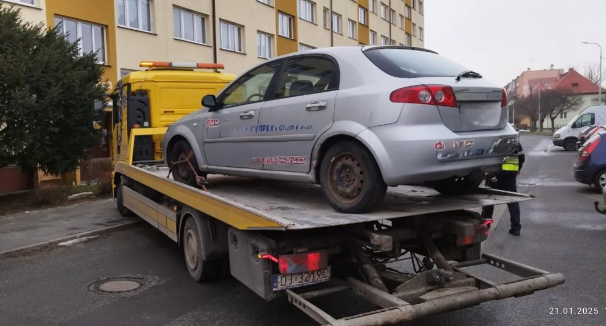 Zapomniane samochody znikają z jeleniogórskich ulic i parkingów