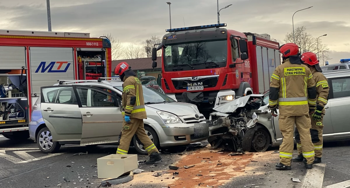 Czołowe zderzenie na skrzyżowaniu w Jeleniej Górze – trzy osoby poszkodowane