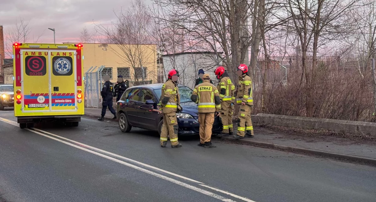 Mazdą w płot przy ulicy Krakowskiej w Jeleniej Górze