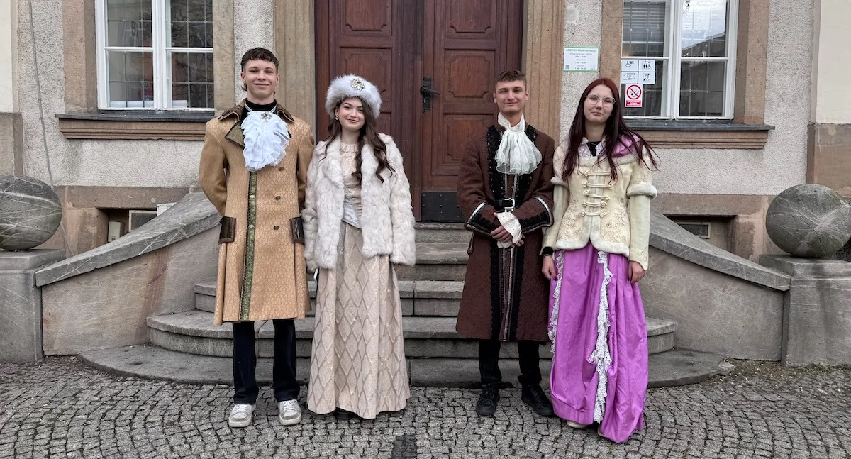 Jeleniogórski Polonez Maturzystów na placu Ratuszowym