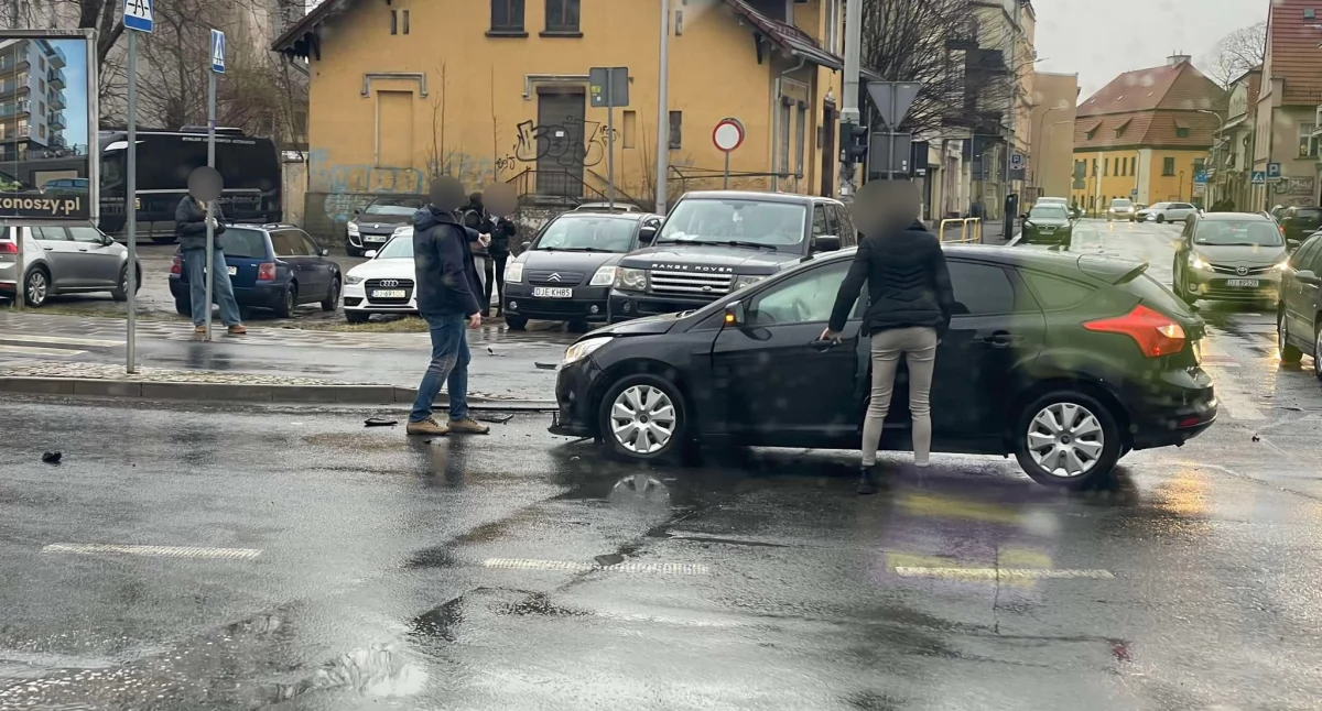Utrudnienia na ruchliwym skrzyżowaniu po zderzeniu dwóch pojazdów
