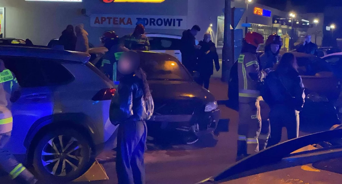 Młoda kierująca wjechała w cztery zaparkowane samochody