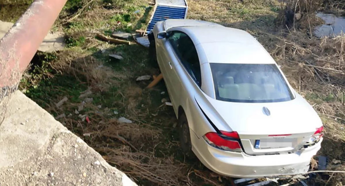 W Gryfowie auto spadło z mostu. Kierowca twierdzi, że to wina barierek.