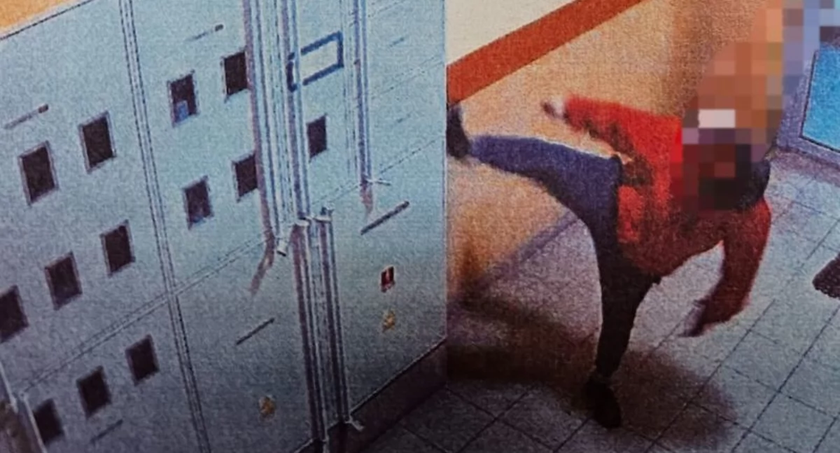 Wandal zniszczył windę w budynku na Zabobrzu