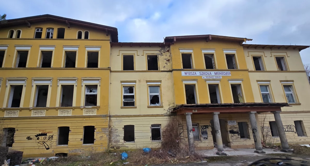 Upadek dawnej szkoły – prywatna własność, publiczny wstyd.