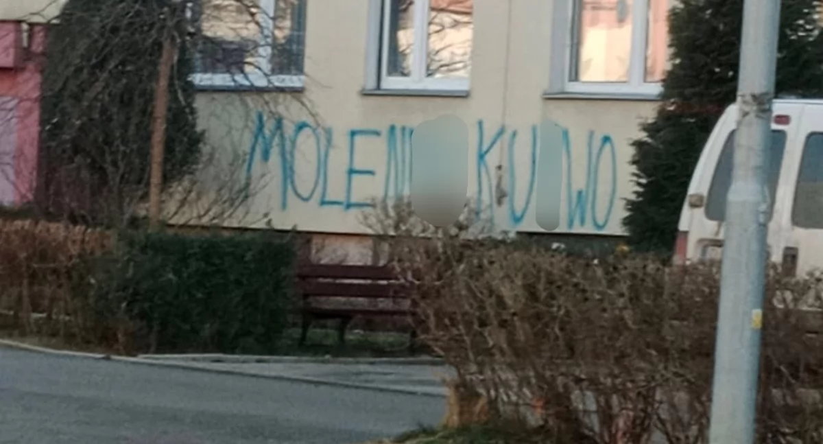 Wandal oszpecił elewację budynku wymownym napisem