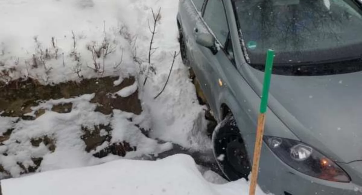 Groźna sytuacja w Świeradowie-Zdroju – auto zawisło na krawędzi mostku