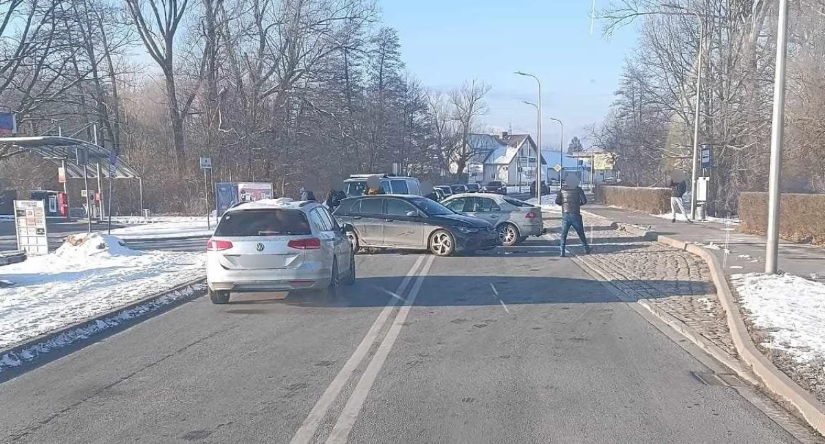 Ważne. Rozbite samochody blokują ruch na ulicy Ogińskiego