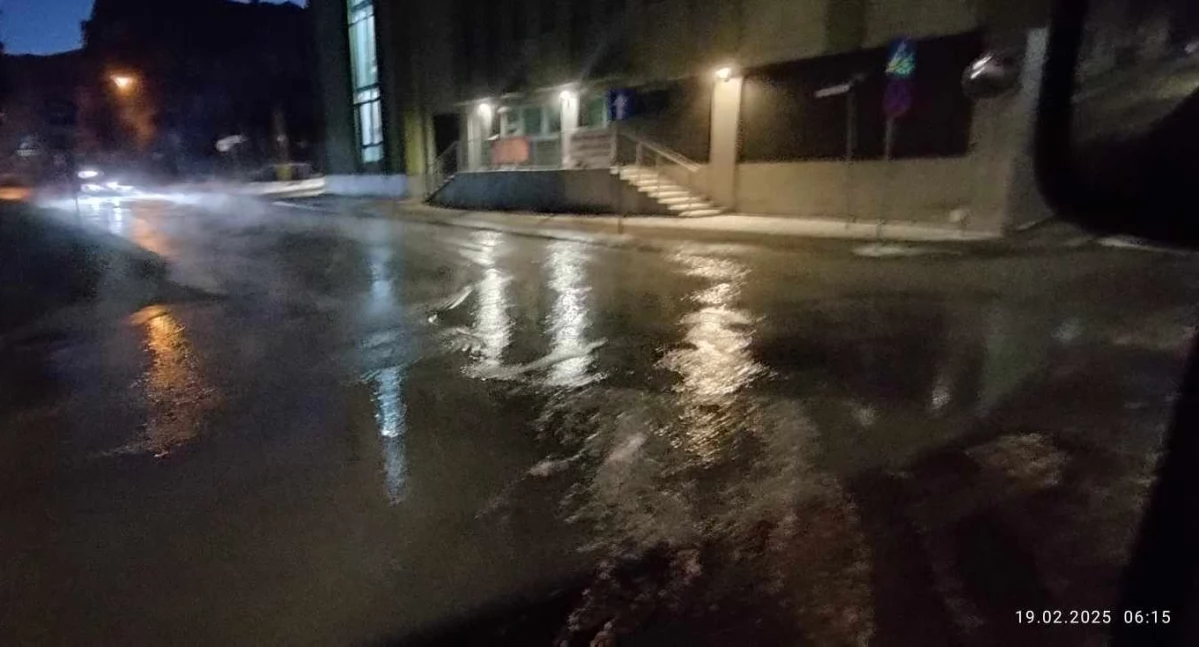 Awaria w centrum Jeleniej Góry. Woda płynęła ulicami