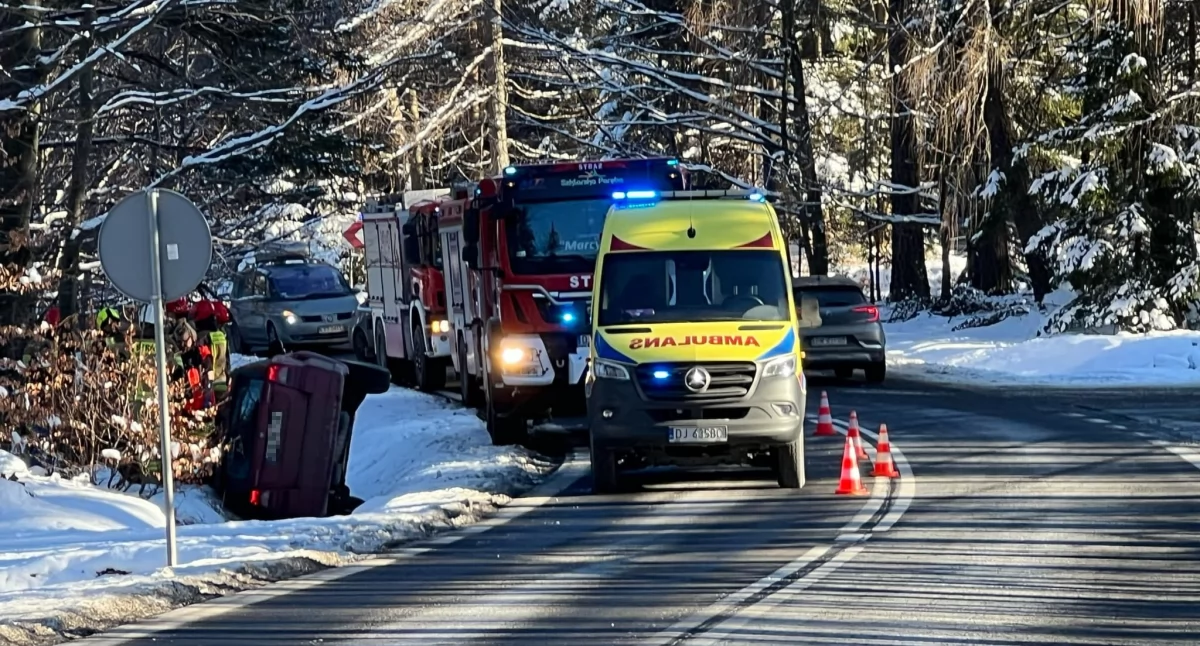 Auto w rowie na krajowej trójce w Szklarskiej Porębie. Jedna osoba poszkodowana.