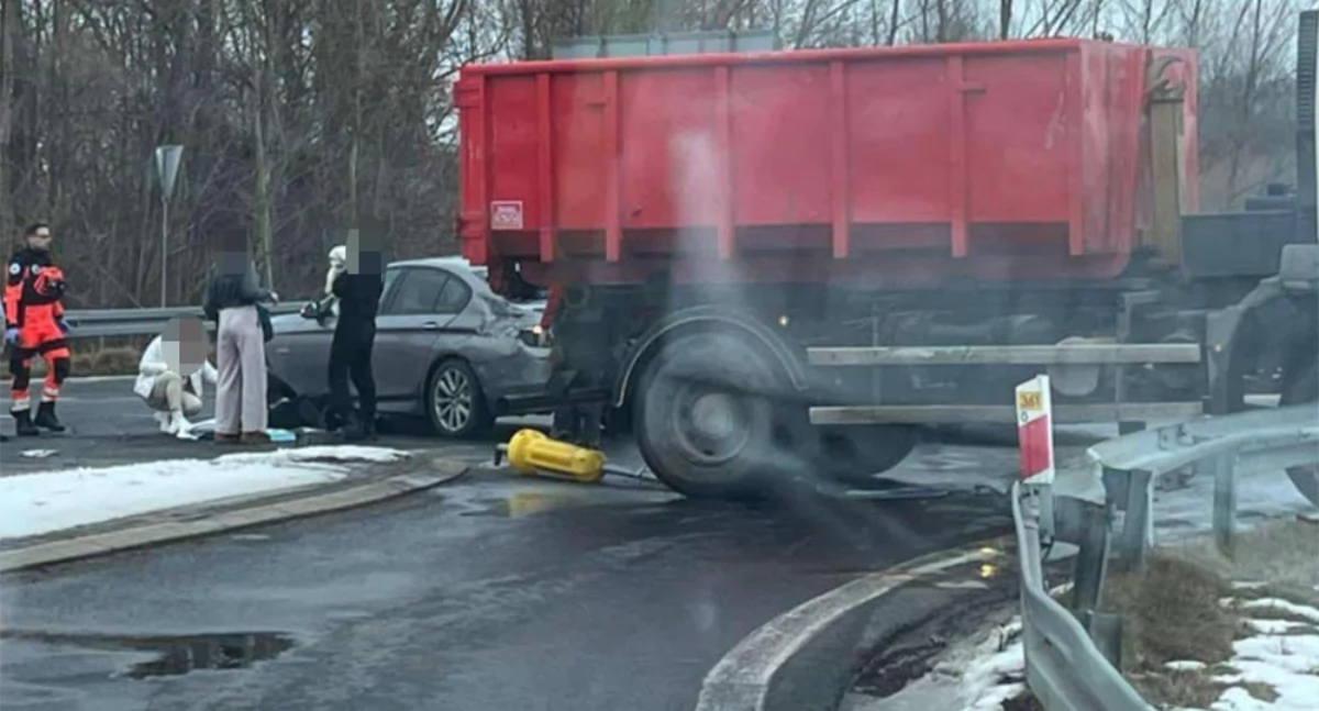 Utrudnienia na DK 30. Doszło tam do groźnego zderzenia trzech pojazdów