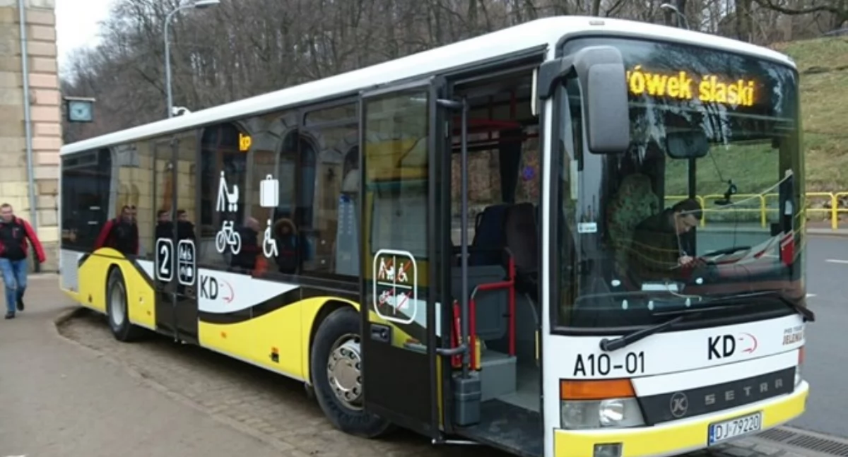 Koleje Dolnośłąskie przewoźnikiem autobusowym? Nowa inicjatywa na rzecz pasażerów.