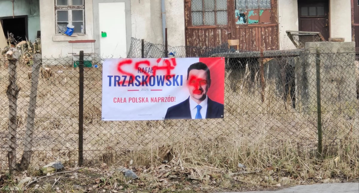 Zniszczone banery wyborcze kandydata na prezydenta