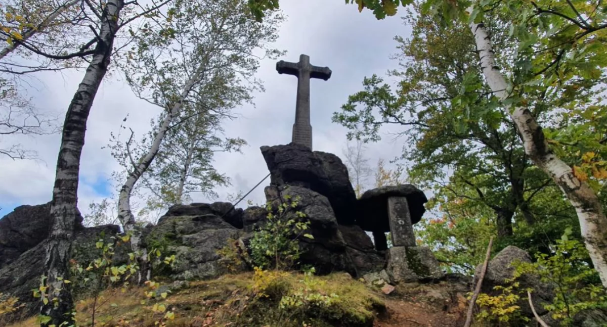 Tajemnicze Karkonosze : Potężny krzyż z historią w Mysłakowicach