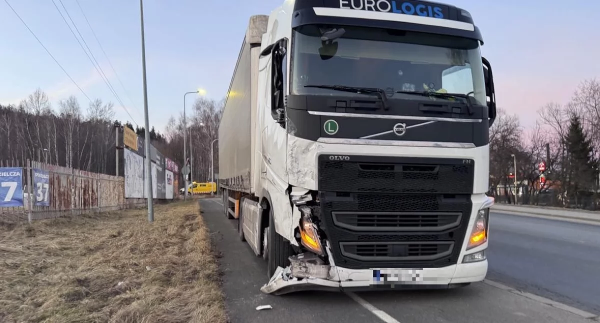 Zderzenie busa z tirem na Trasie Czeskiej w Jeleniej Górze – utrudnienia w ruchu