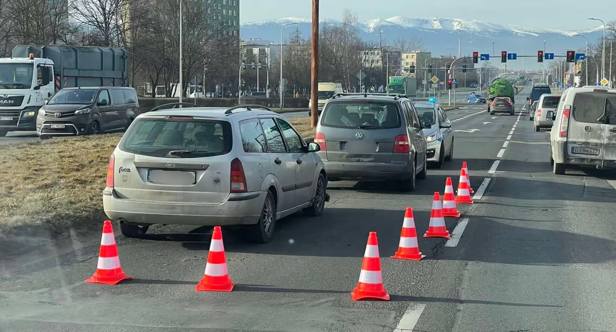 Utrudnienia w ruchu na alei Jana Pawła II w kierunku Szklarskiej Poręby