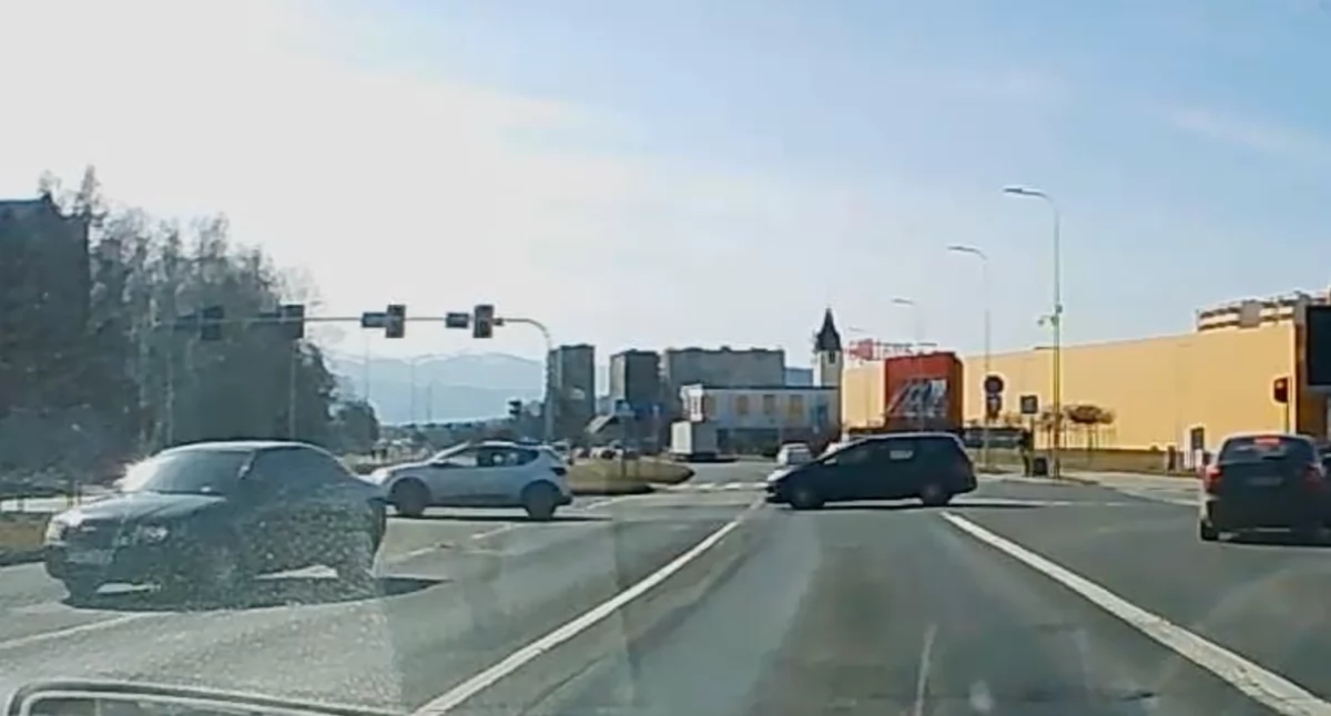 Fatalna pomyłka kierowcy Audi. Wjechał pod prąd na ruchliwą ulicę