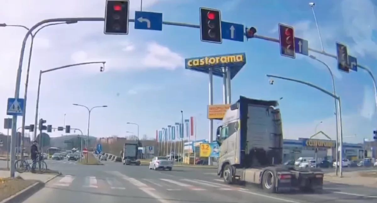 Ciężarówką na czerwonym świetle. To będzie sporo kosztowało