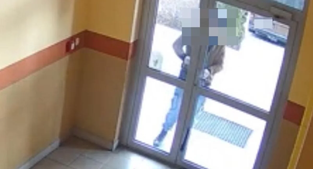 Zniszczył drzwi, bo chciał wejść do kolegi