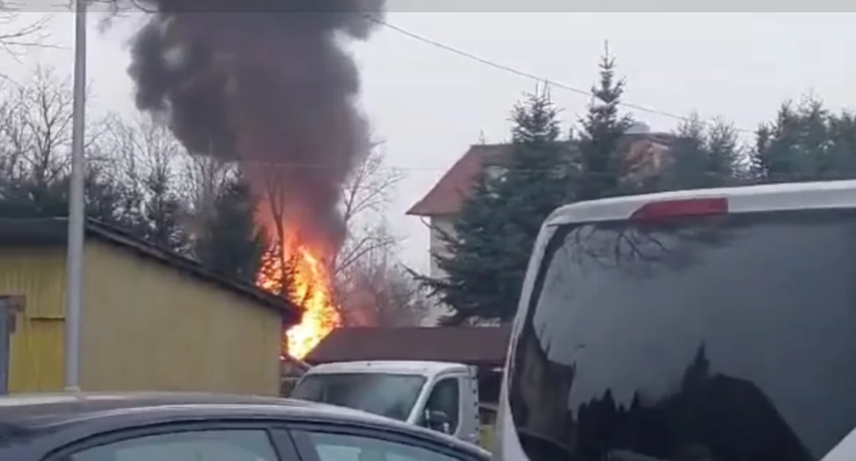Potężny pożar w Mysłakowicach. Płonie stodoła przy budynkach mieszkalnych