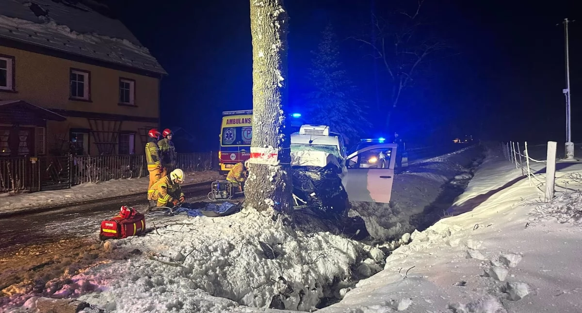 Śmiertelny wypadek w Kaczorowie. Nie żyje kierowca samochodu dostawczego