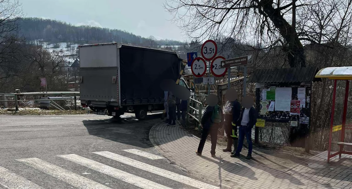 Zablokowany most w Siedlęcinie. Bus był zbyt wysoki