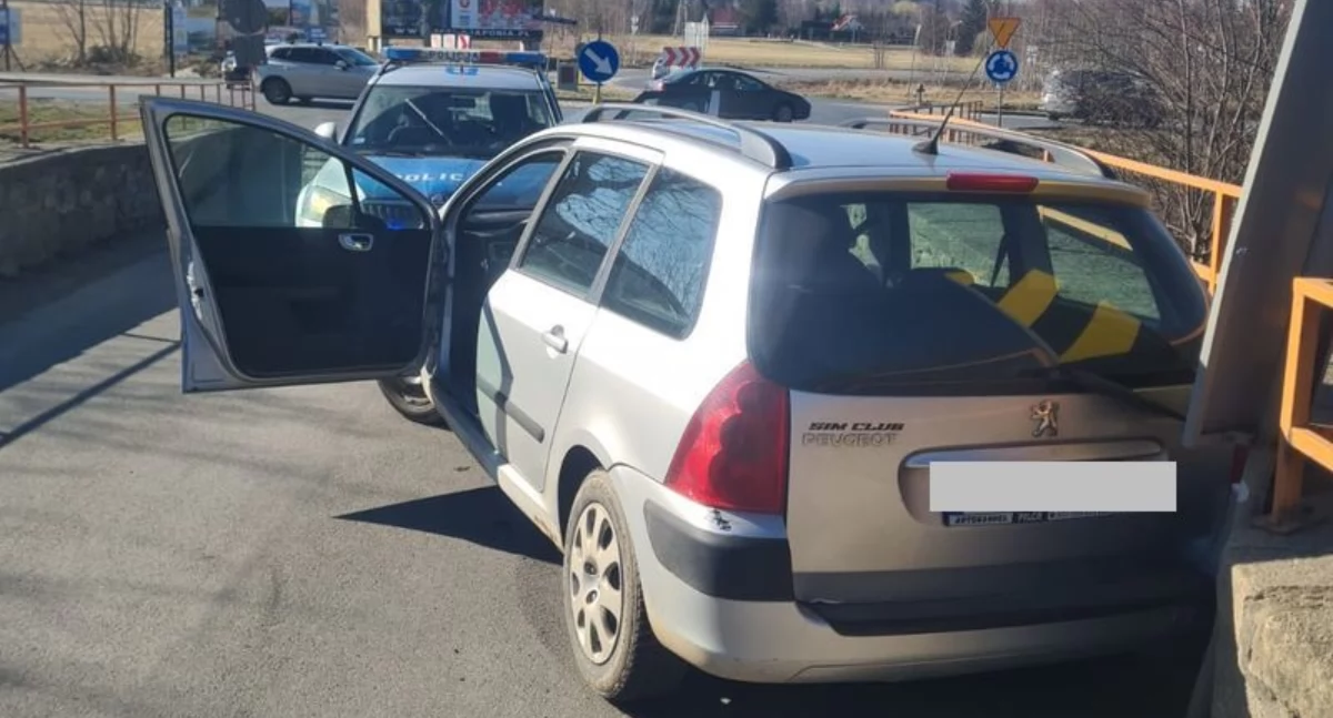 Pijany kierowca uciekał przed policją. Pościg zakończył się kolizją