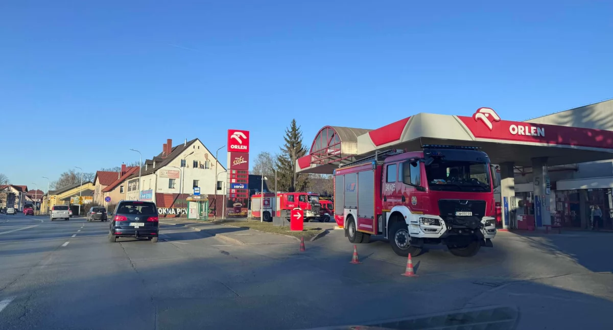 Interwencja straży pożarnej na stacji paliw Orlen w Cieplicach – podejrzenie wycieku gazu
