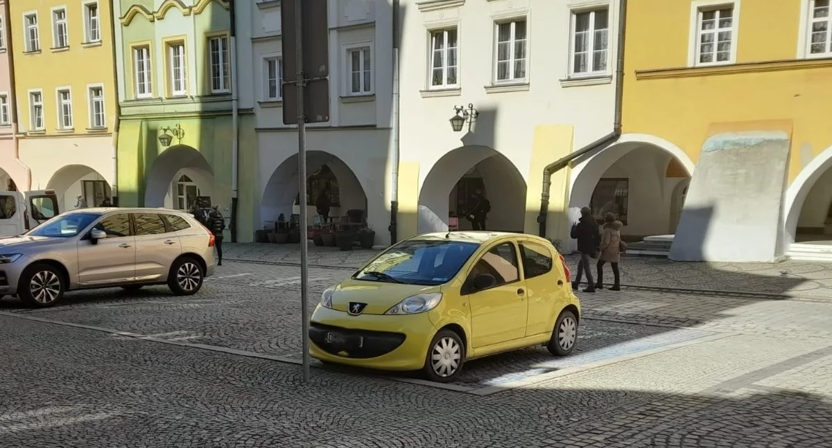 Nie parkuj na kopercie! Policja i Straż Miejska w Jeleniej Górze surowo egzekwuje przepisy