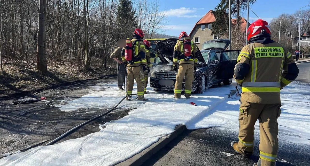 Pożar samochodu w Kaczorowie. Mercedes stanął w płomieniach