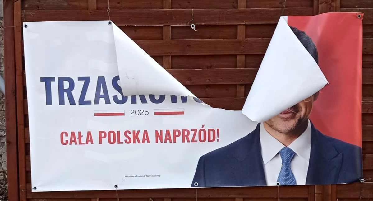 Zniszczony baner kandydata na prezydenta
