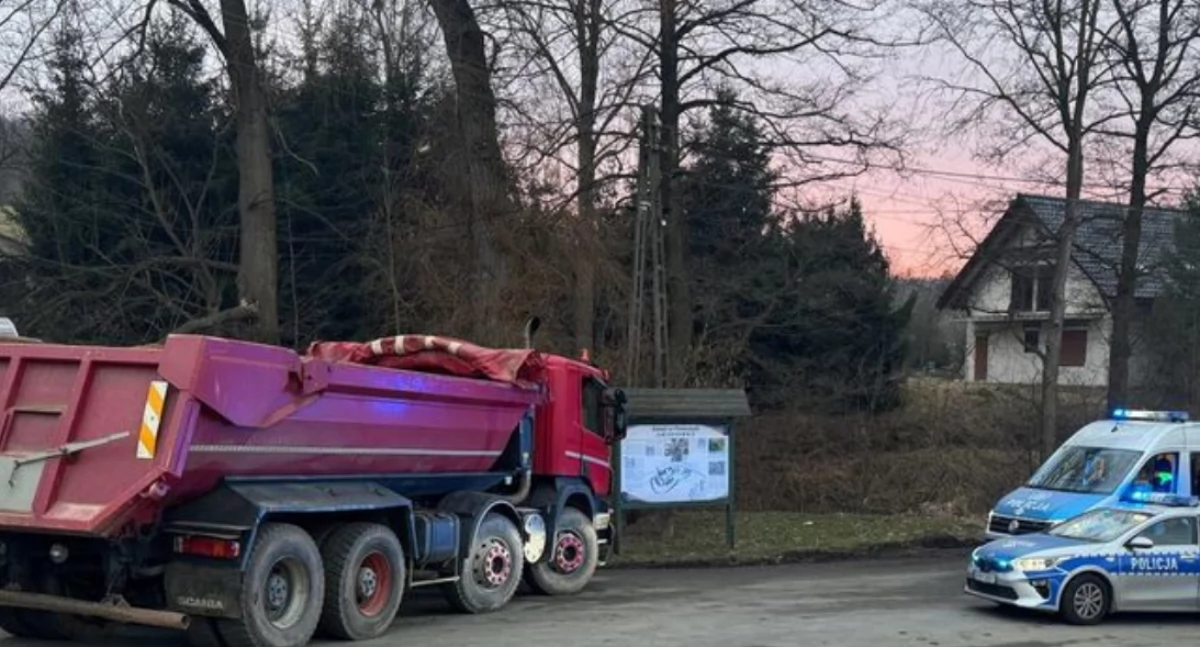 Kierował ciężarówką bez uprawnień. W kabinie jechał poszukiwany przez policję pasażer.